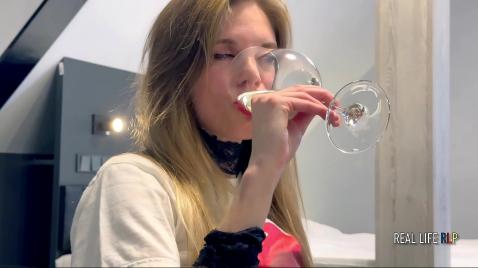 Пьяная шлюха жестко оттрахана и оставлена