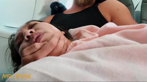 Спящая шлюха трахнута в самолете незнакомцем