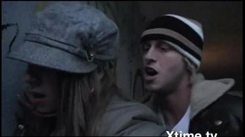 Шлюхи трахаются на улице перед всех