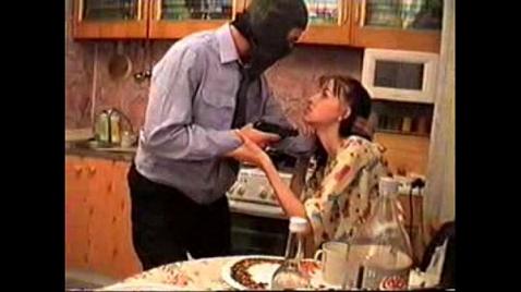 Шлюха на коленях, пистолет у рта