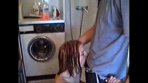 Жестко трахнутая шлюха на кухне