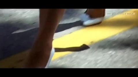 Жопастая шлюха отсасывает член начальнику в офисе