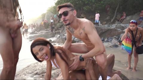 Групповой трах на берегу моря