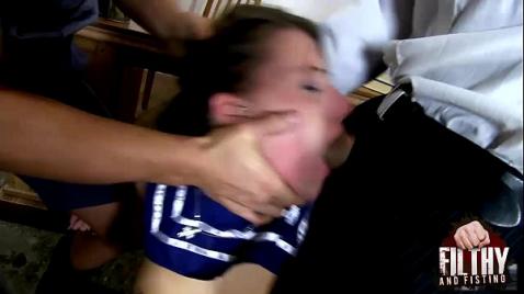 Два бабника отжарили школьную сучку вдвоем