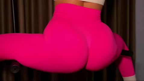 Шлюха на члене трахает парня сверху