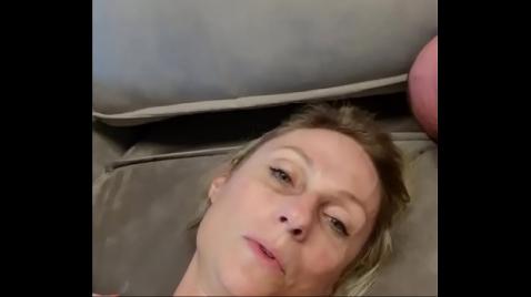 Шлюха блондинка ебется с мужиком вагиной