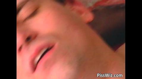 Мамашка писает на хуело парня втроем