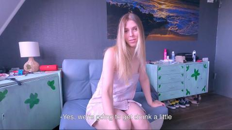 Шлюха с плоской грудью в жопу ебется