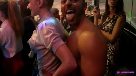 Шлюхи трахаются с горячими парнями на вечеринке