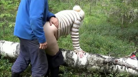 Жопастая мамаша на природе отдается мужику