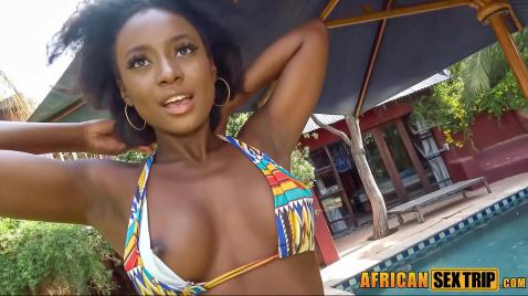 Белый мудак ебет черную шлюху на улице