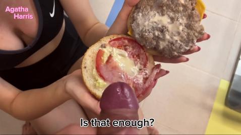 Шлюха сосет член, играя со шматом