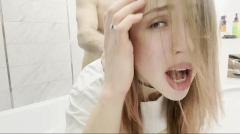 Парень трахает девицу в анал возле стиральной машины