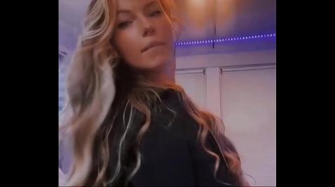 Брюнеточка собралась сделать минет своему любимому