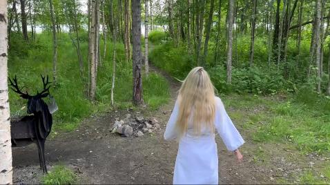 Шлюха блондинка на природе отсасывает хуй