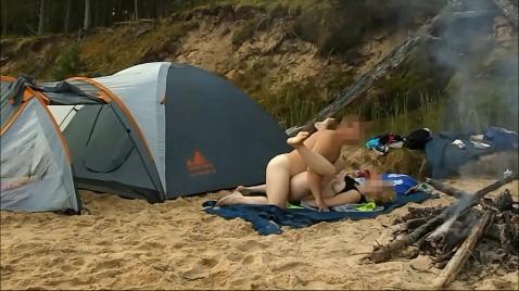 Шлюха сосет член на пикнике