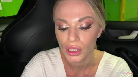 Шлюха блондинка показывает сиськи на улице