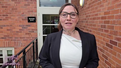 Жесткое порево с грудастой шлюхой на диване