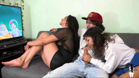 Телка делает минет, пока парень смотрит