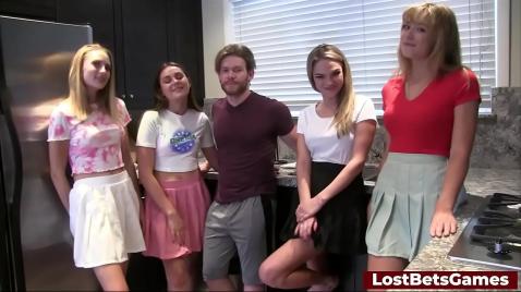 Шлюхи трахаются в бассейне с членами