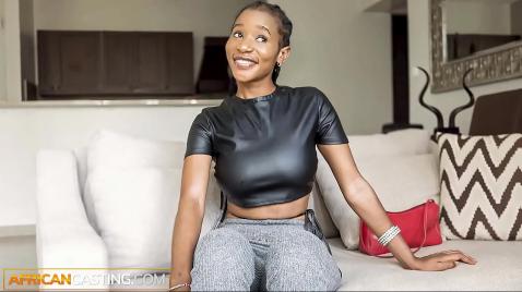 Азиатская шлюха катается на хую