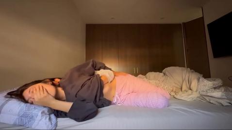 Подрочили на диване, как кобылки пьяные