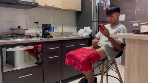 Жирный член на кухне сосет и трахает