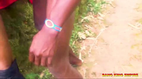 Черный жеребец анально долбит свою шлюху на улице