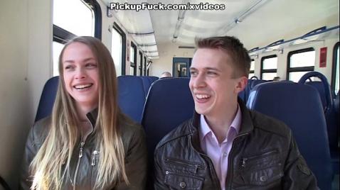 Шлюха в электричке трахнули на ходу