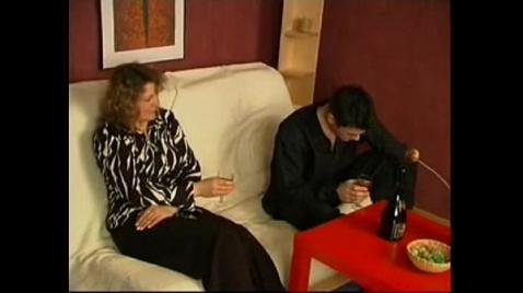 Хуесос парень отодрал бабку с окна