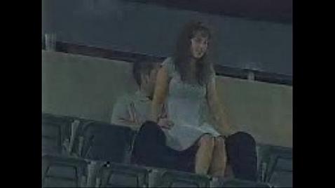 Секс на стадионе горячая ебля под открытым небом