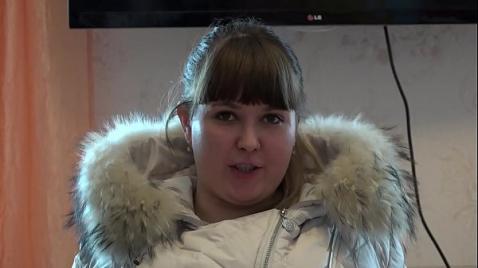 Жирная сучка трахает себя черным дилдо