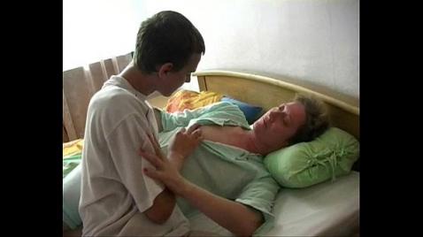 Русская зрелая мамочка трахается с сыном