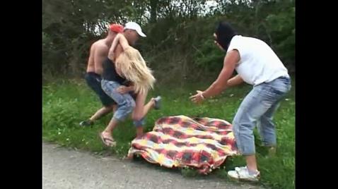 Хардкорная оргия среди деревьев и телок