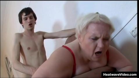 Молодой хер в пожилую киску забивает