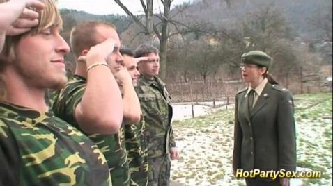 Блядь русских солдат в казарме отжахали