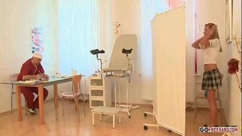 Жопастая молодка на приеме у врача